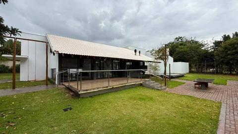 Casa para venda ou locação com 3 suites, 320m² em amplo terreno no Condomínio Recanto do Salto