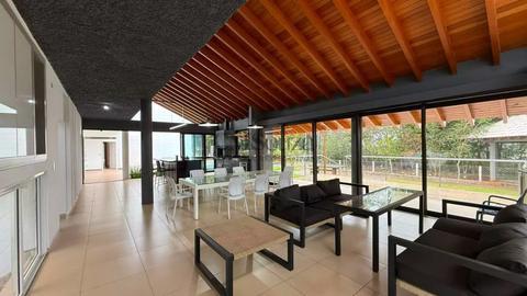 Casa para venda ou locação com 3 suites, 320m² em amplo terreno no Condomínio Recanto do Salto