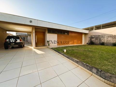 Casa para locação, 4 quartos, 2 suítes, 4 vagas de garagens, com 253 m², Bairro Caravelle, Londrina 