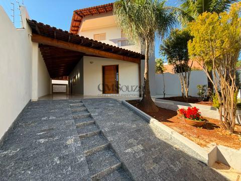 Casa para locação, com 3 quartos, sendo 1 suíte, 4 vagas de garagens, 290 m², Bairro Maringá, Londrina 