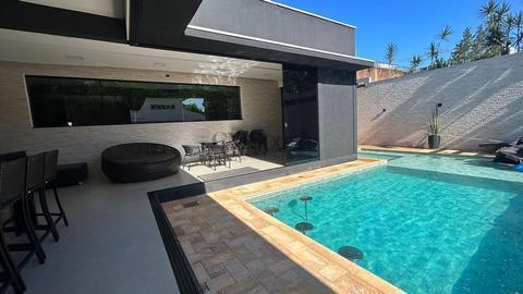 Casa para vender ou alugar com 4 suítes, espaço gourmet e piscina em condomínio fechado