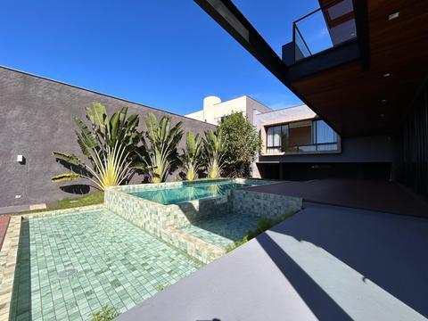 Casa para alugar no Parque Residencial Alcântara – 3 suítes, arquitetura moderna, 380m², 2 vagas – Londrina